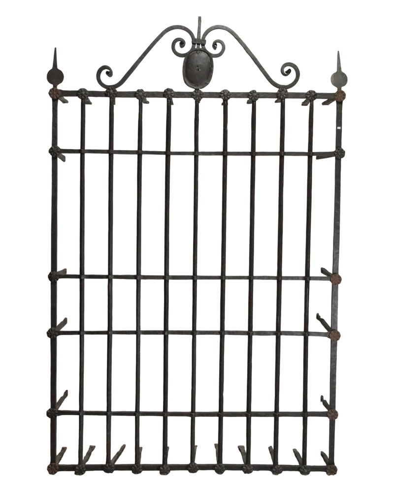 Reja de Hierro Forjado del Siglo XVIII con Copete Decorativo