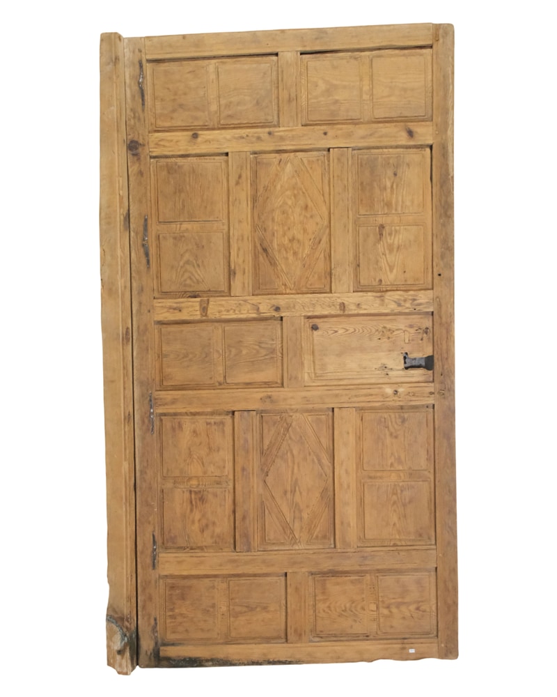 Puerta de Cuarterones del Siglo XVIII en Pino