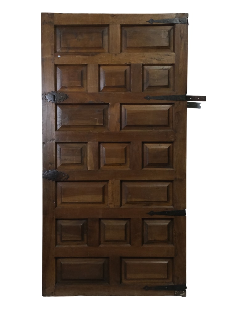 Puerta de cuarterones castellana del siglo XVIII en nogal