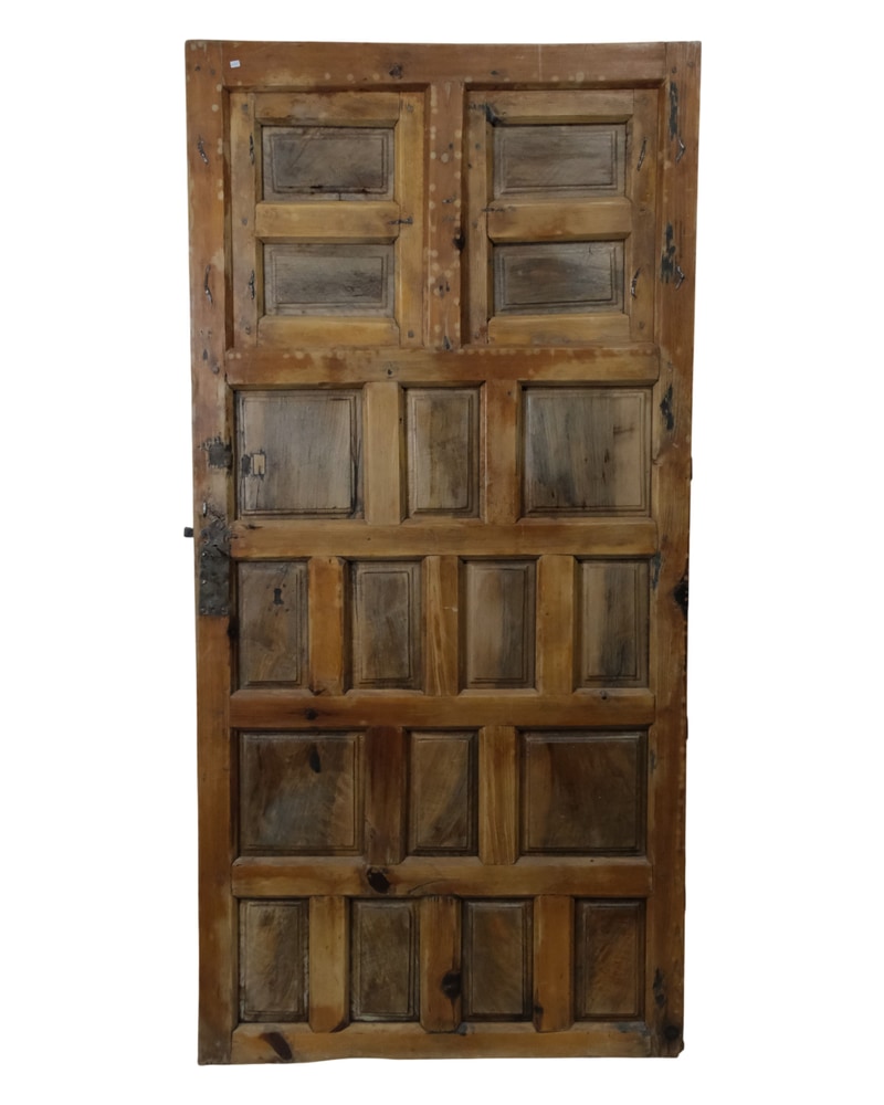 Puerta castellana del siglo XVIII con cuarterones de pino y nogal