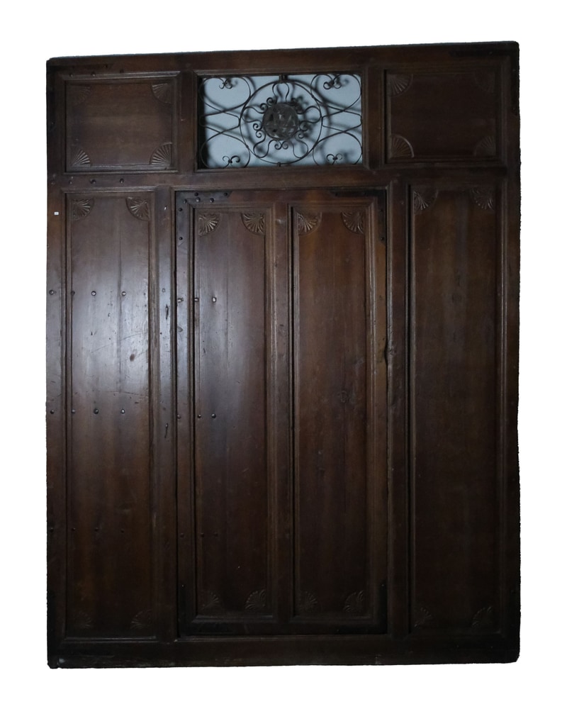 Portón del año 1857 en Nogal con Monograma y Hierro Forjado