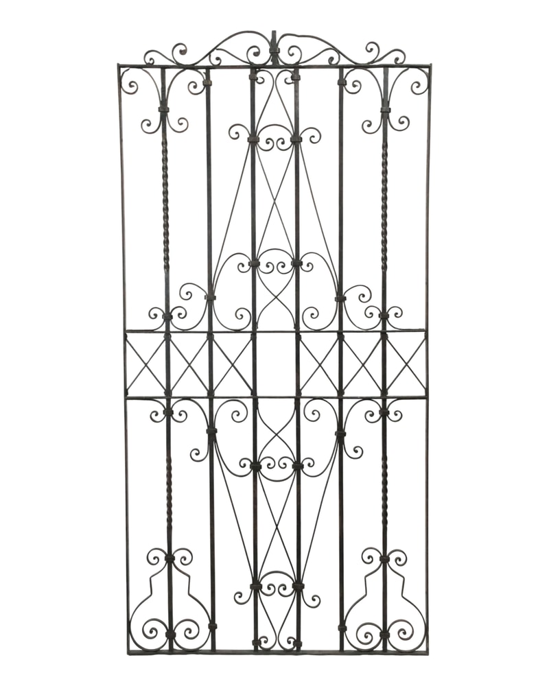 Puerta reja artística del siglo XIX con decoraciones florales