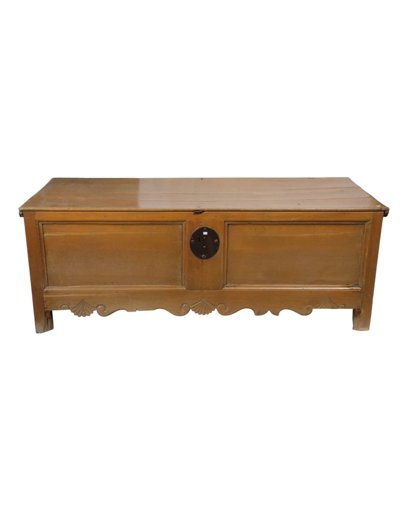 Arcón de Pino Andaluz del Siglo XVIII con Tallado