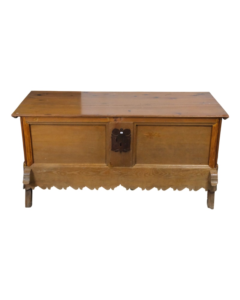 Arcón de Pino del Siglo XIX con Metales Decorativos