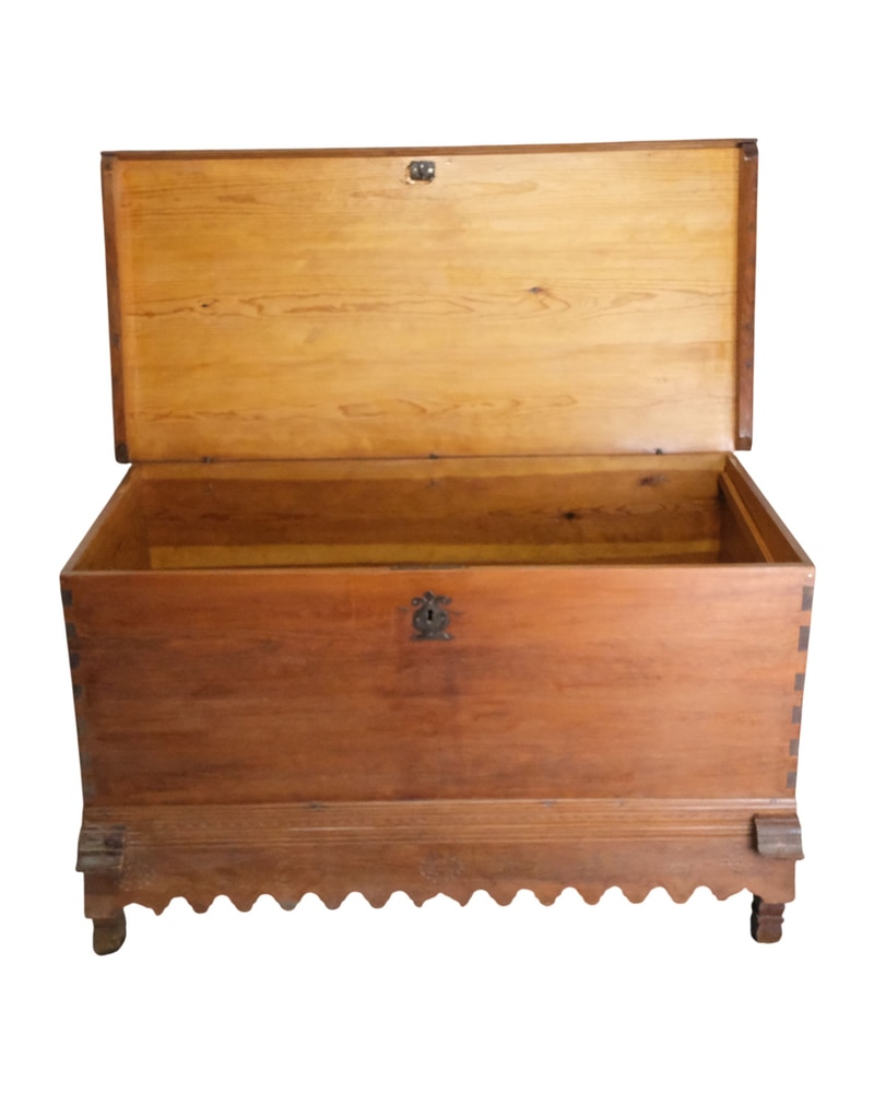 18th Century Andalusian Chest in Pine - 4/7