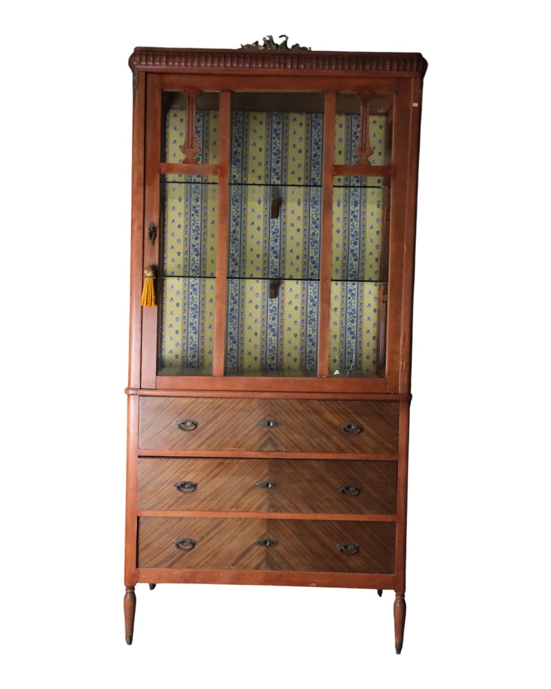 Vitrina Neoclásica Tardía del Siglo XX en Cerezo