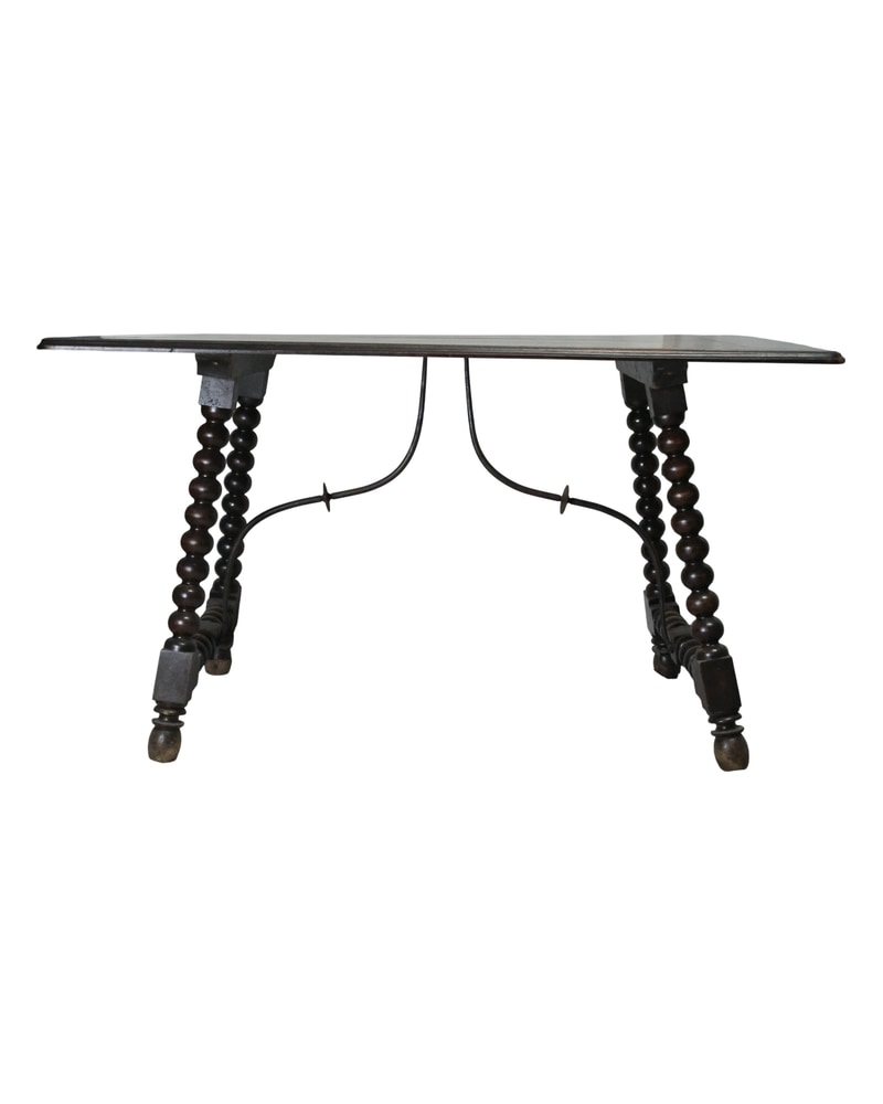 Mesa Castellana del Siglo XVIII con Patas Torneadas