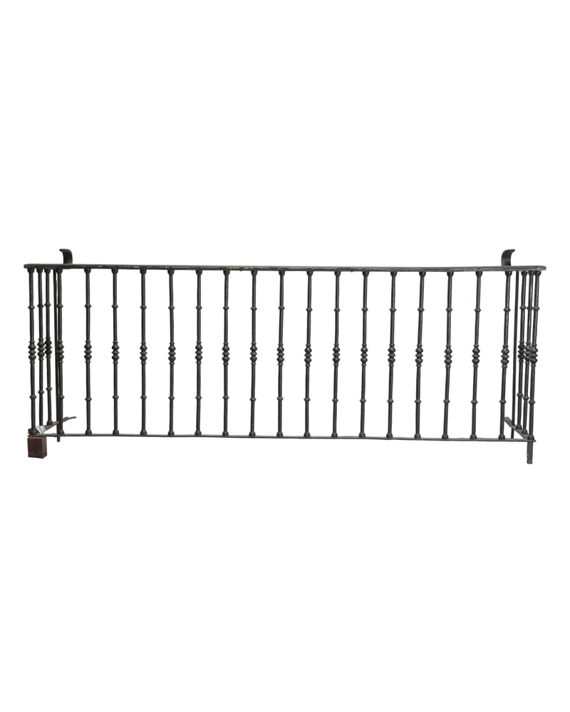 Balcón de Hierro del Siglo XIX con Detalles Sofisticados