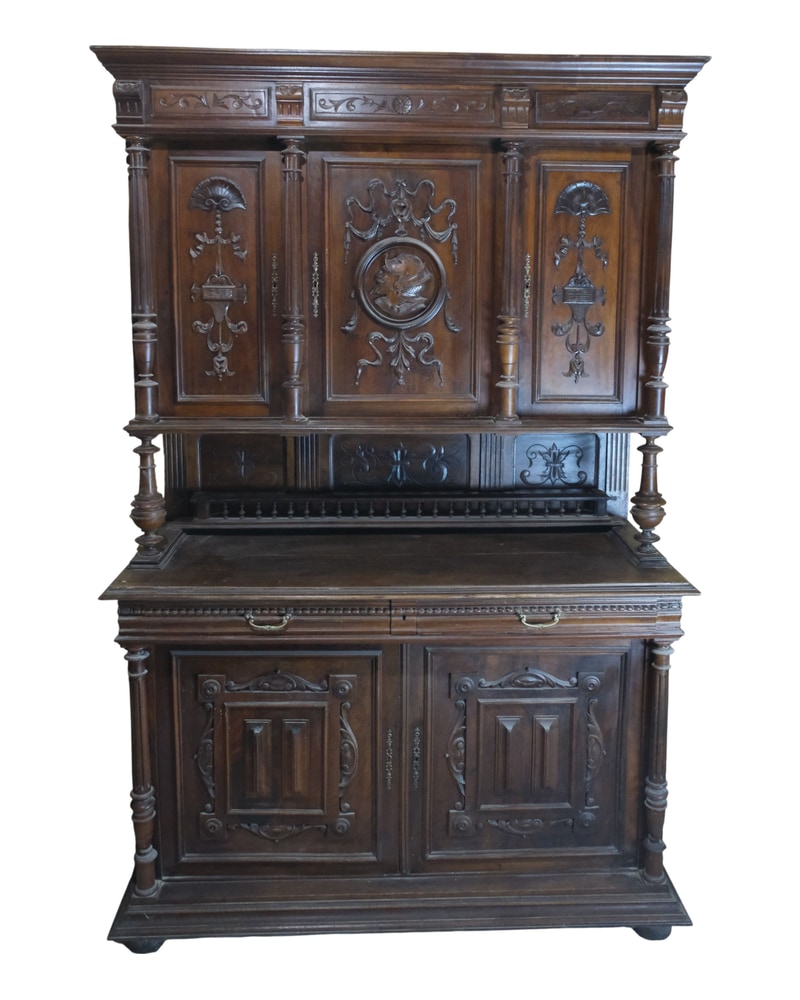 Mueble Neocastellano del Siglo XX con Caballero Tallado