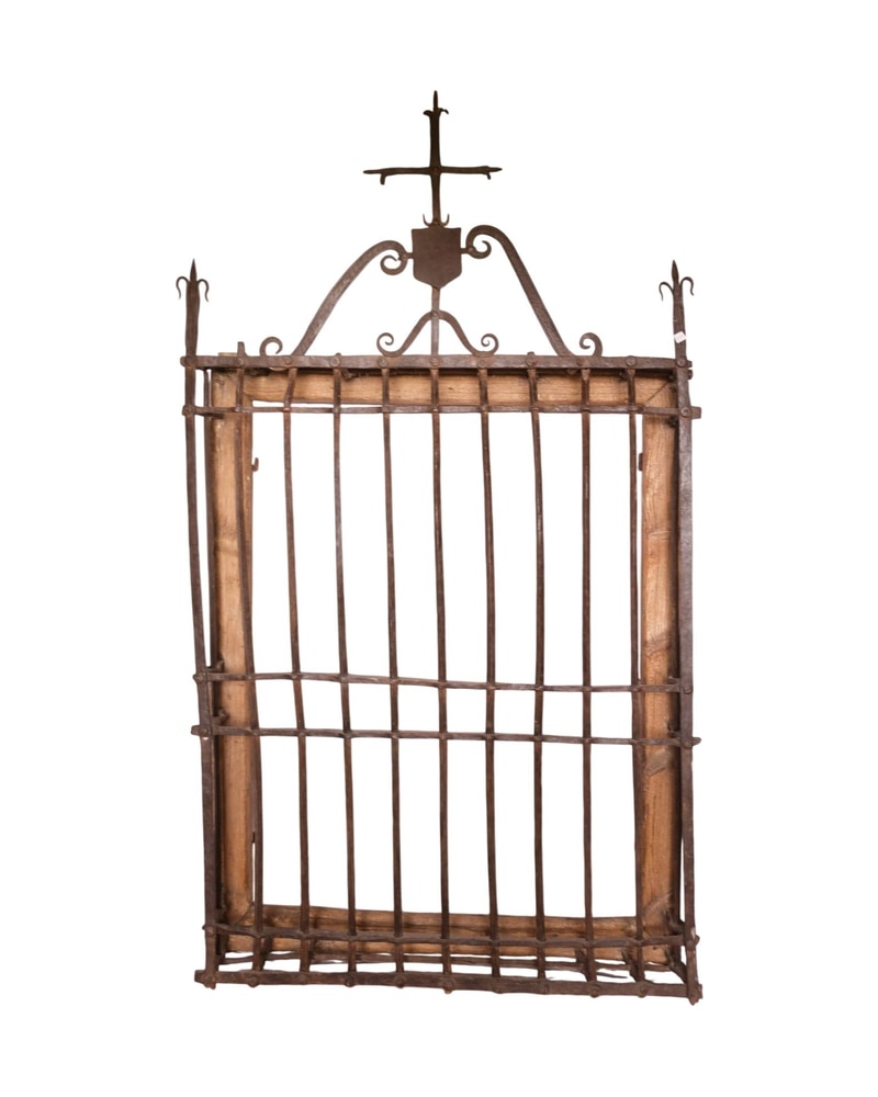 Reja de Hierro Forjado del Siglo XVI-XVII con Decoración Noble