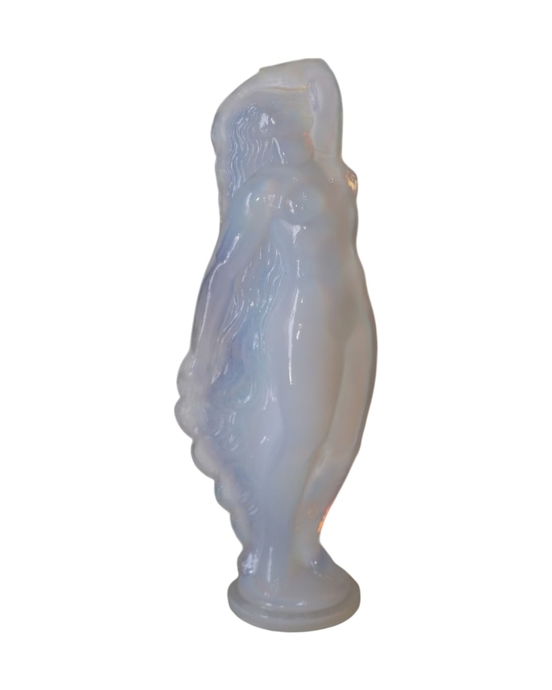 Figura de Mujer en Vidrio Opalescente del Siglo XX