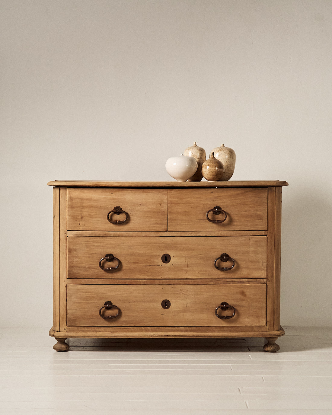 Cómoda Francesa de Nogal del Siglo XVIII