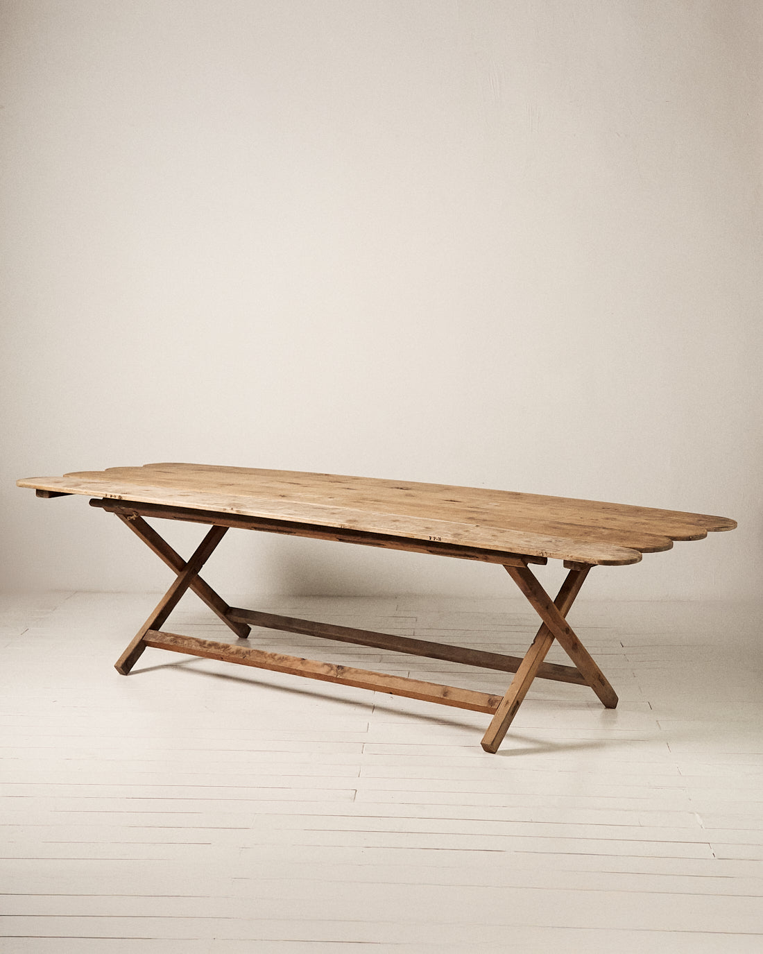 Mesa de Comedor Francesa del Siglo XX en Alerce