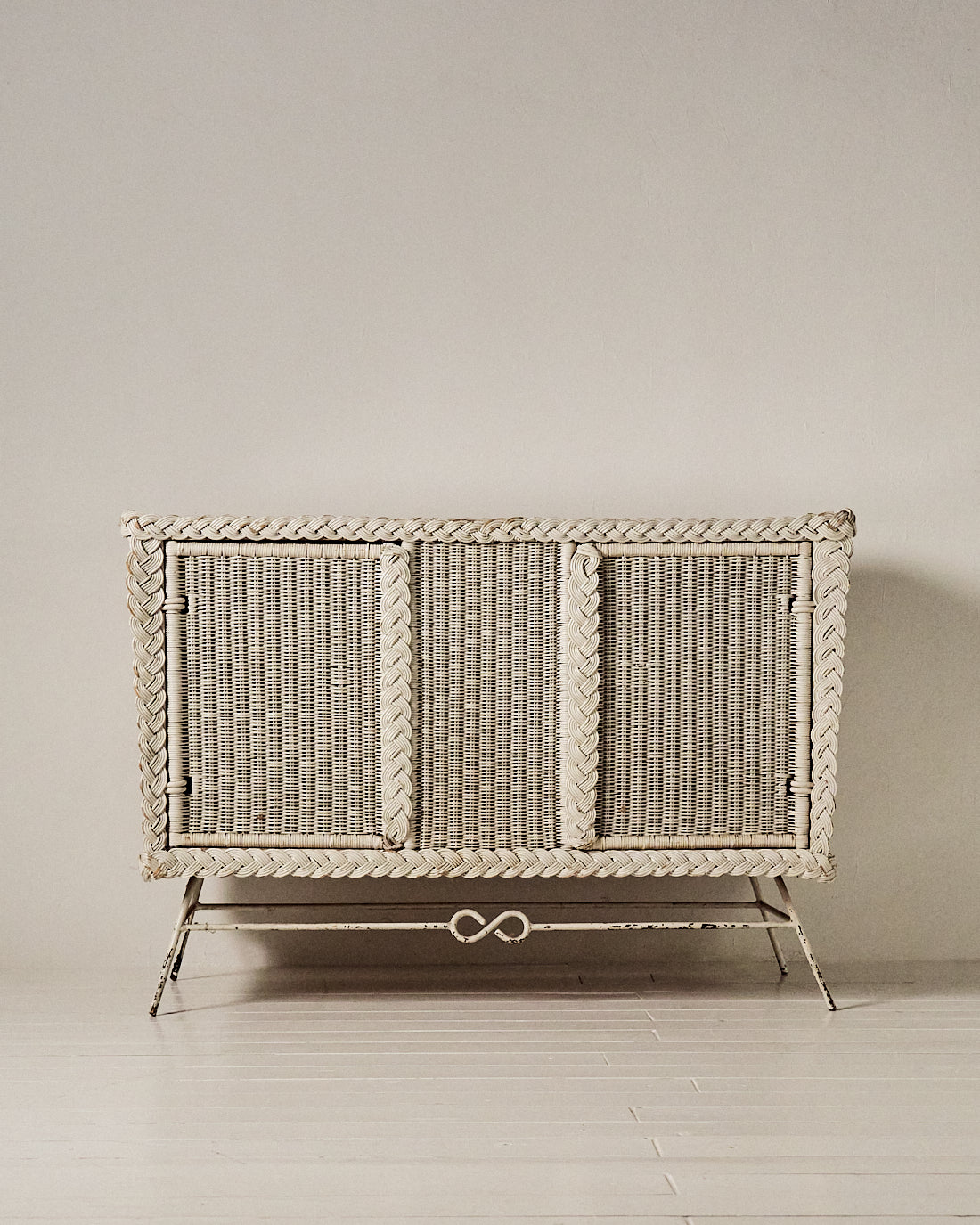 Aparador Francés del Siglo XIX en Ratán Blanco