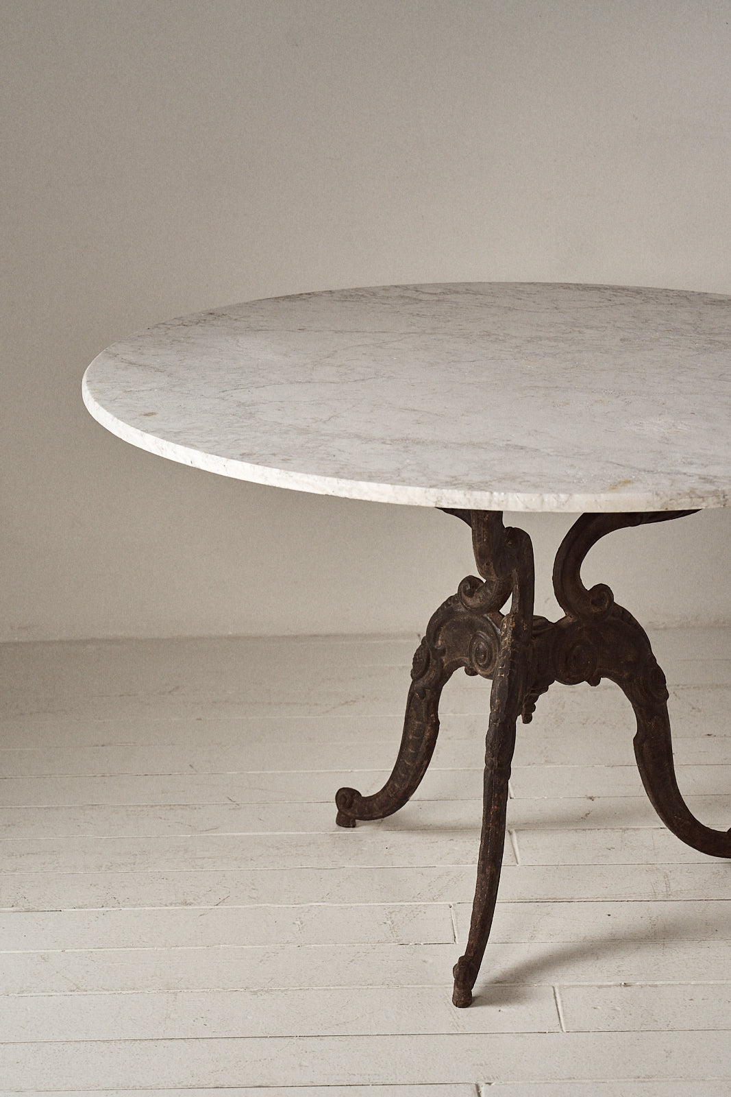 Mesa Redonda Italiana del Siglo XX en Hierro y Piedra