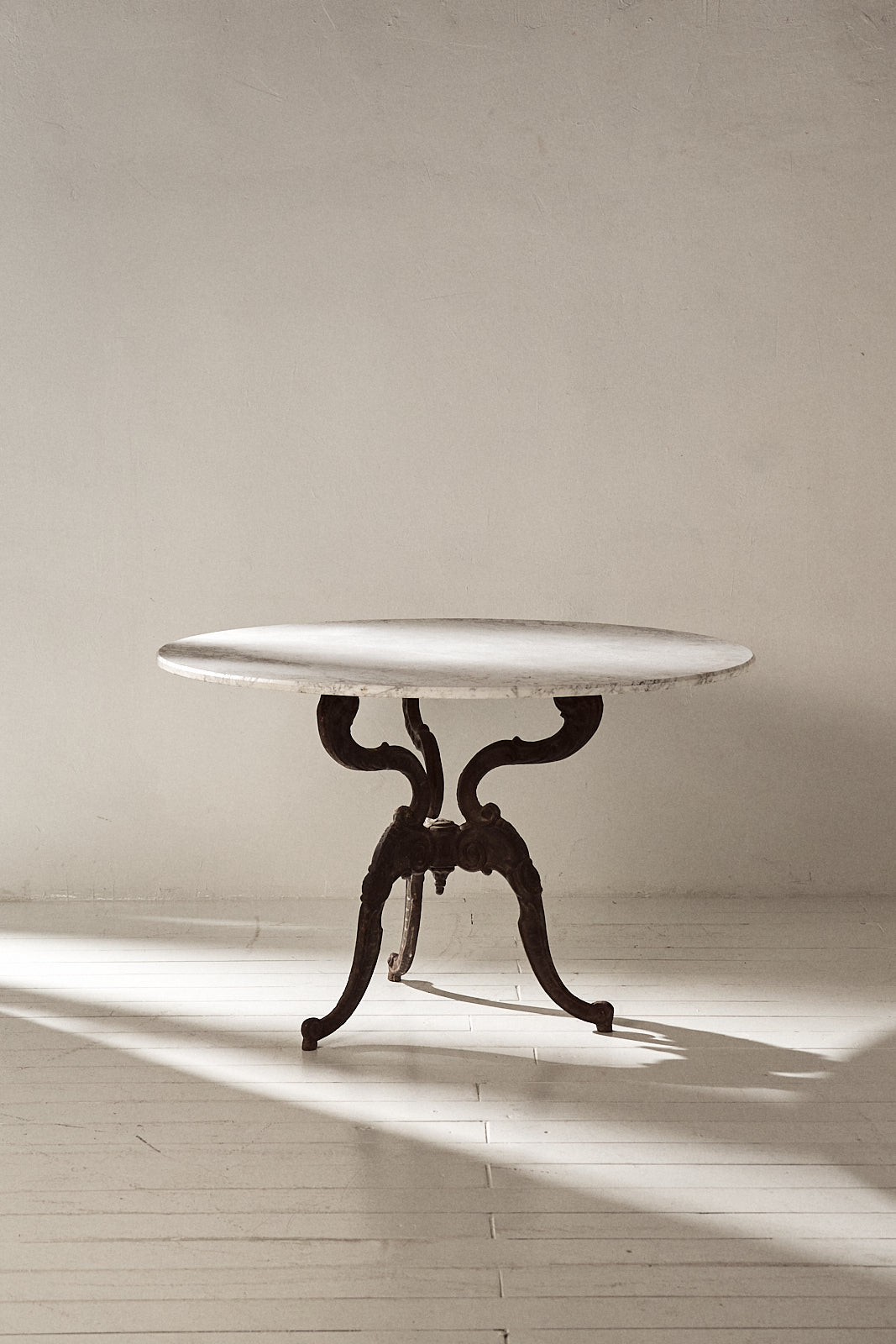 Mesa Redonda Italiana del Siglo XX en Hierro y Piedra - 5