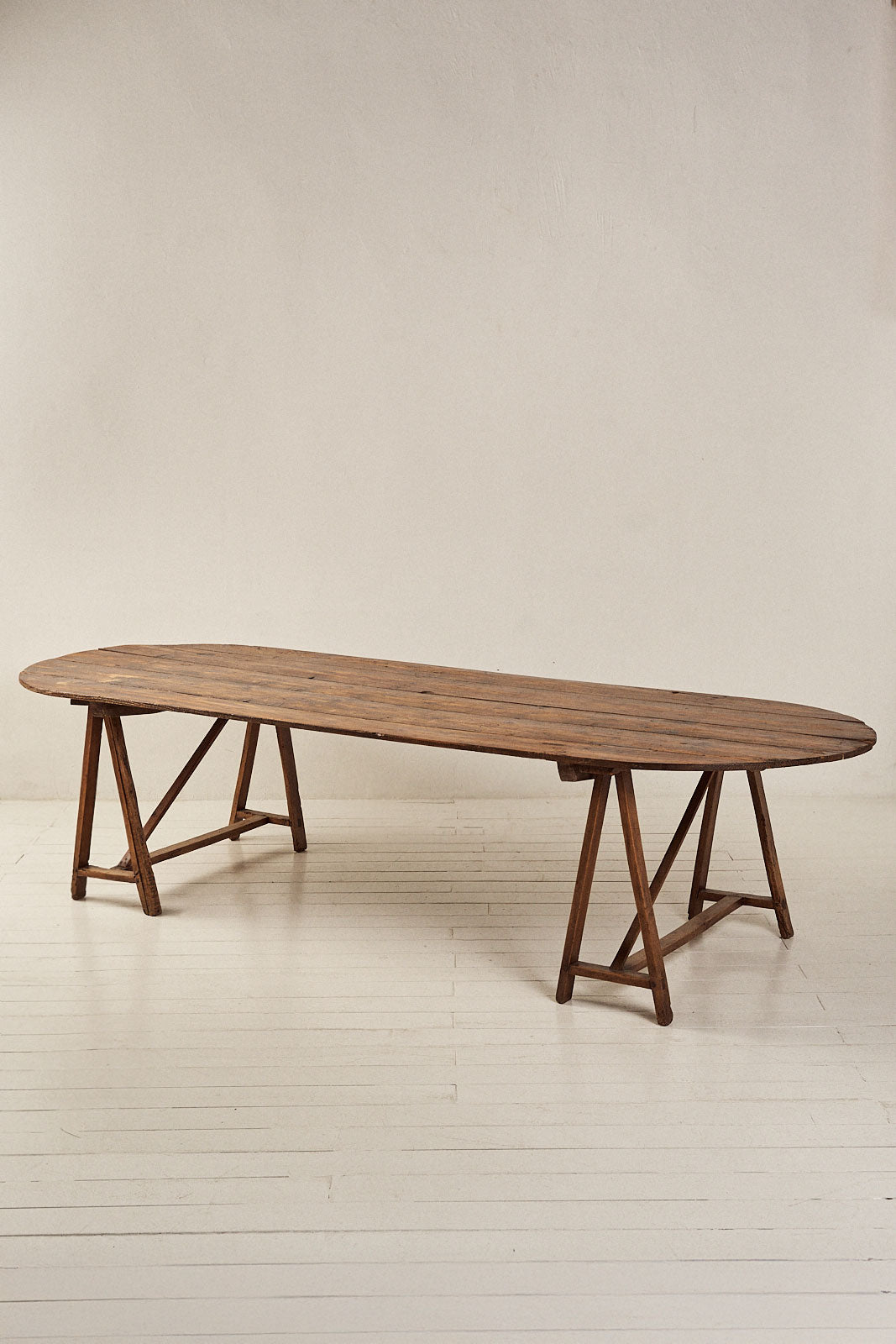 Mesa de Comedor Ovalada del Siglo XXI con Caballetes