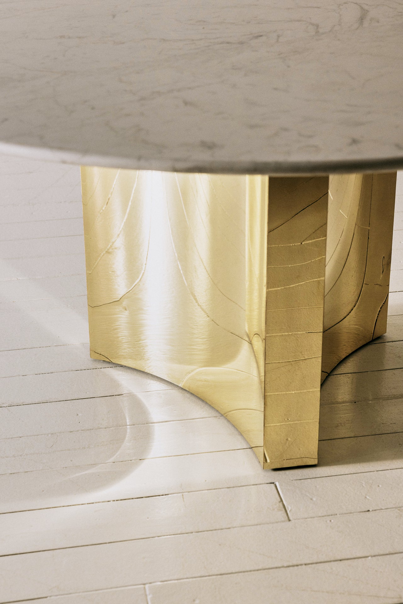 Mesa de Comedor del Siglo XXI con Base Estrella en Latón - 3