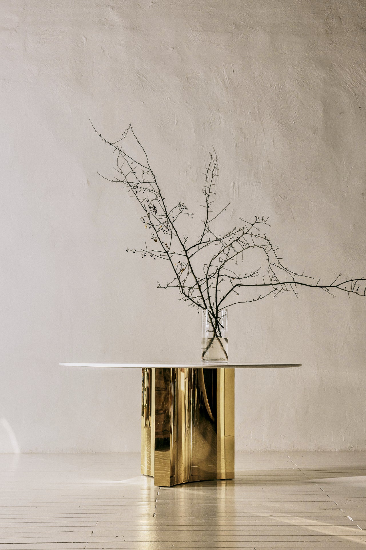 Mesa de Comedor del Siglo XXI con Base Estrella en Latón - 2