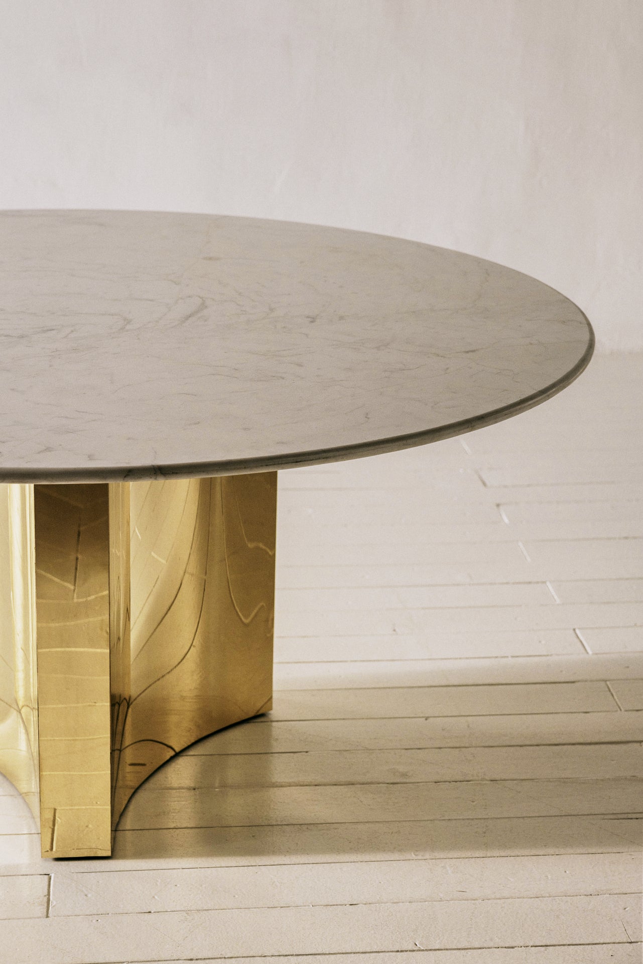 Mesa de Comedor del Siglo XXI con Base Estrella en Latón