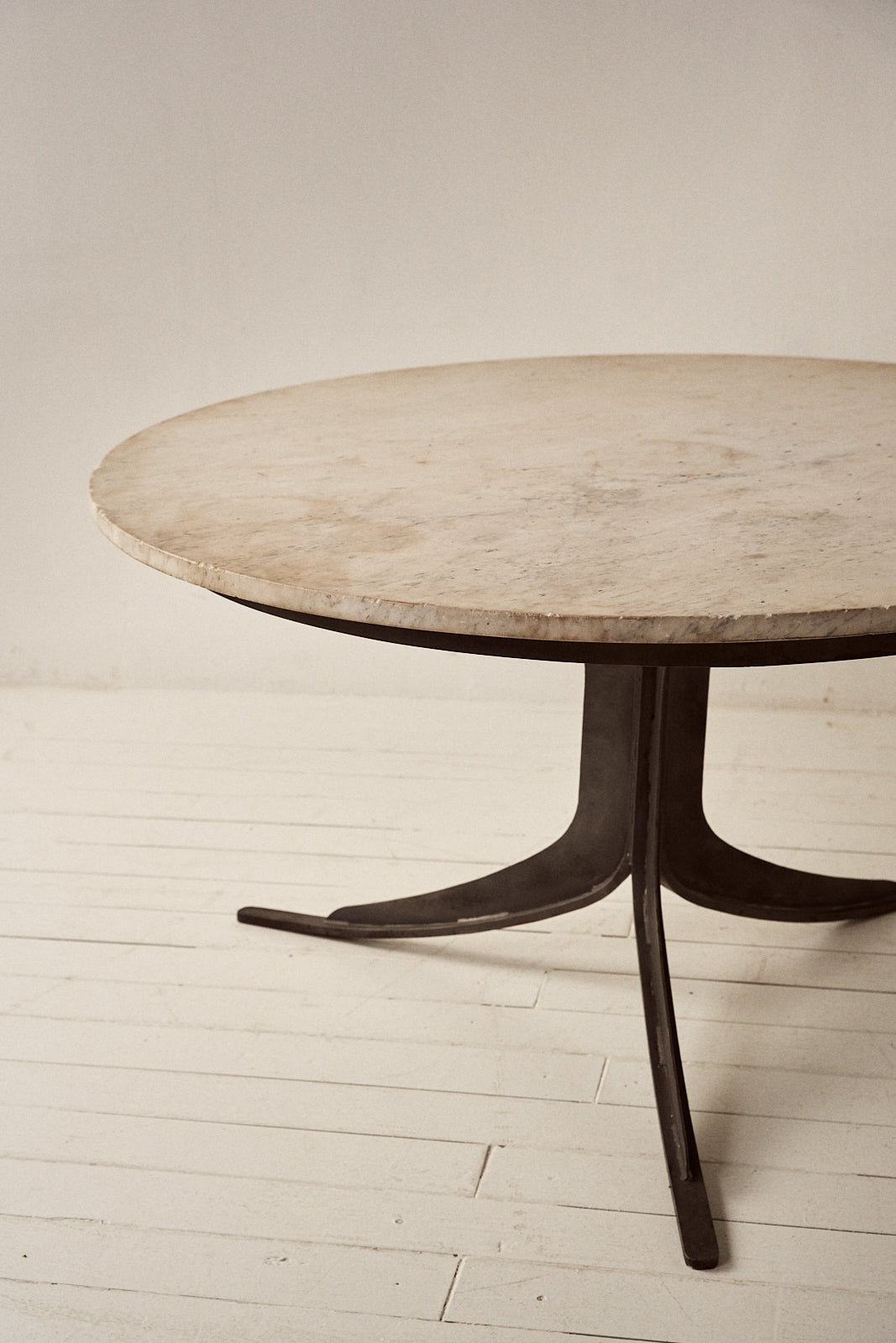 Mesa de Comedor del Siglo XX en Mármol Blanco y Forja