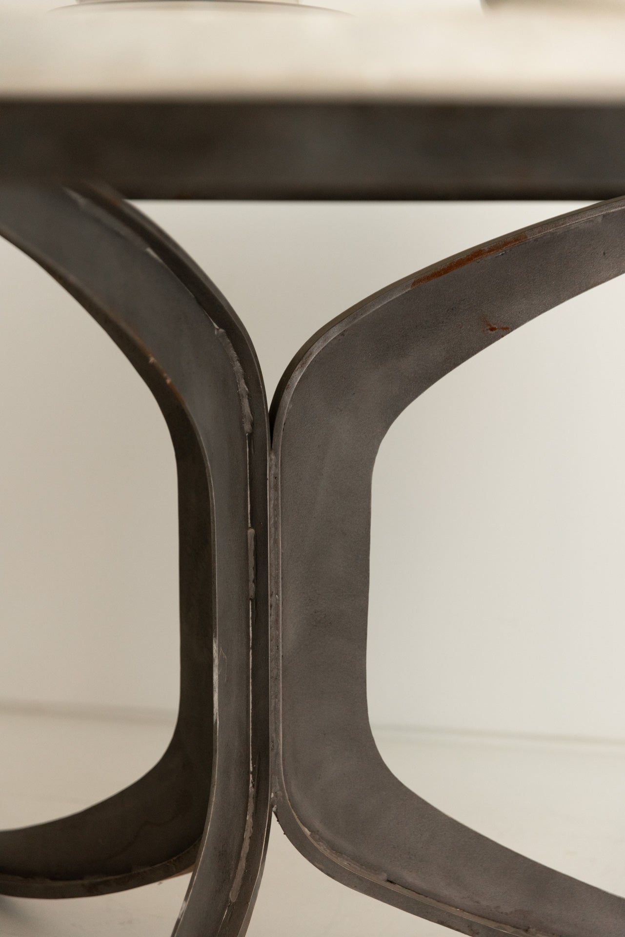 Mesa de Comedor del Siglo XX en Mármol Blanco y Forja - 4