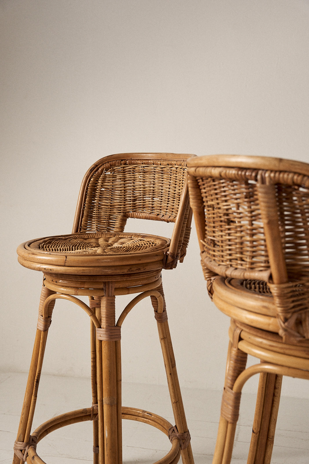 Pareja de Taburetes de Ratán Giratorio del Siglo XX - 3