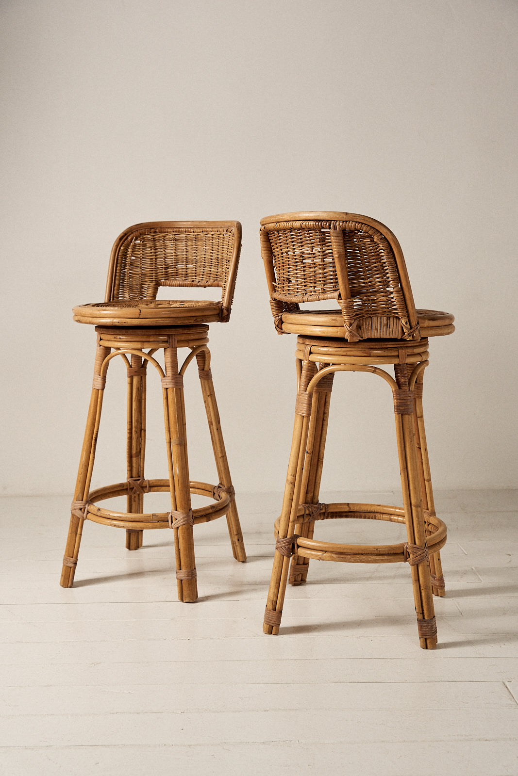 Pareja de Taburetes de Ratán Giratorio del Siglo XX - 2