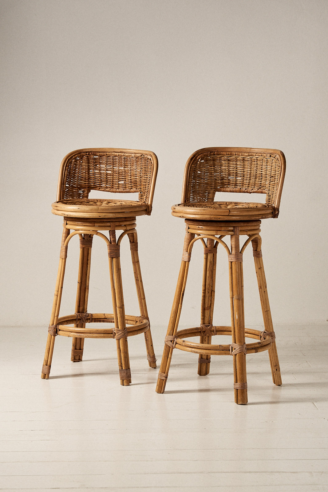 Pareja de Taburetes de Ratán Giratorio del Siglo XX