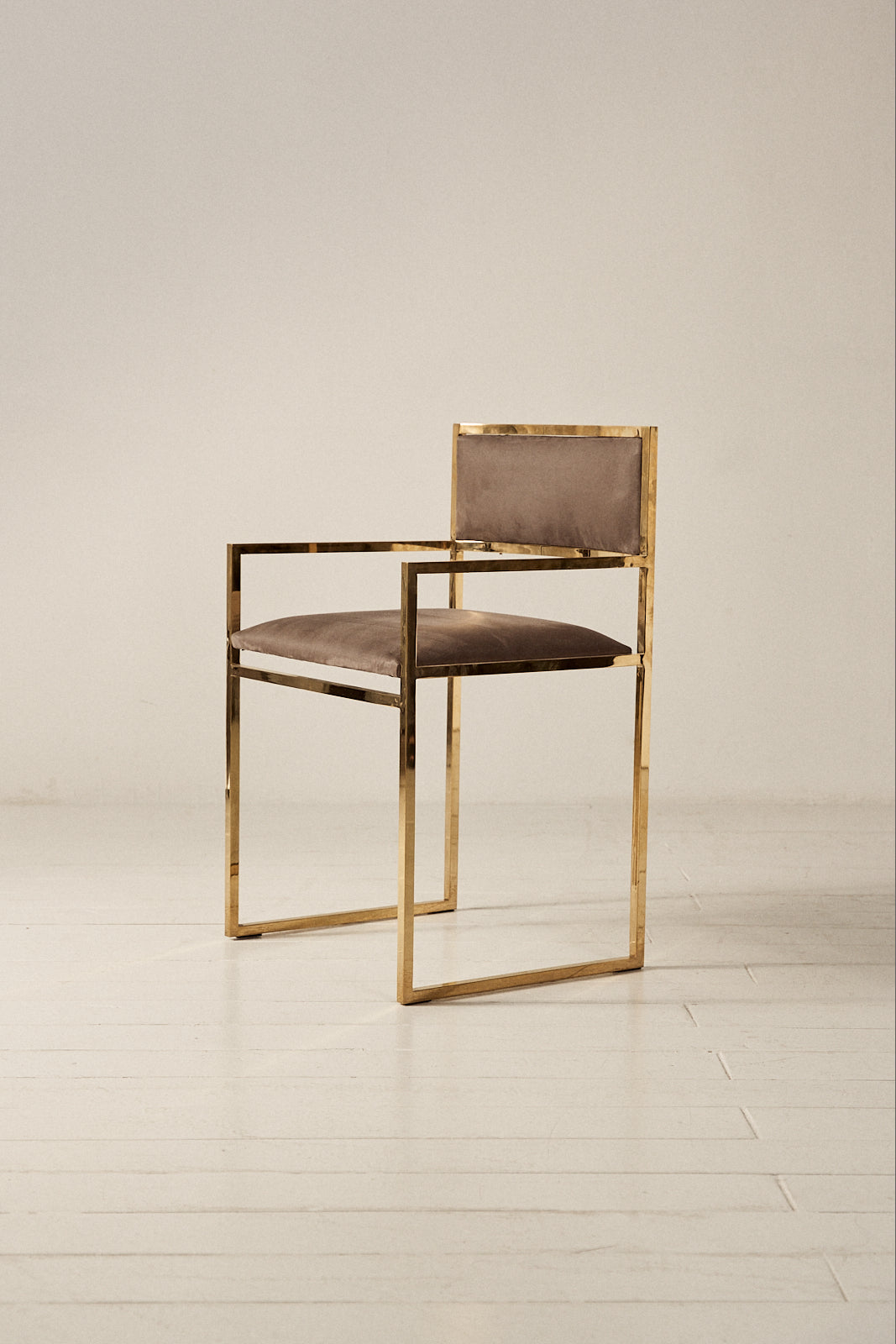 Silla de Latón con Brazo y Tapizado en Semi Ante - 5