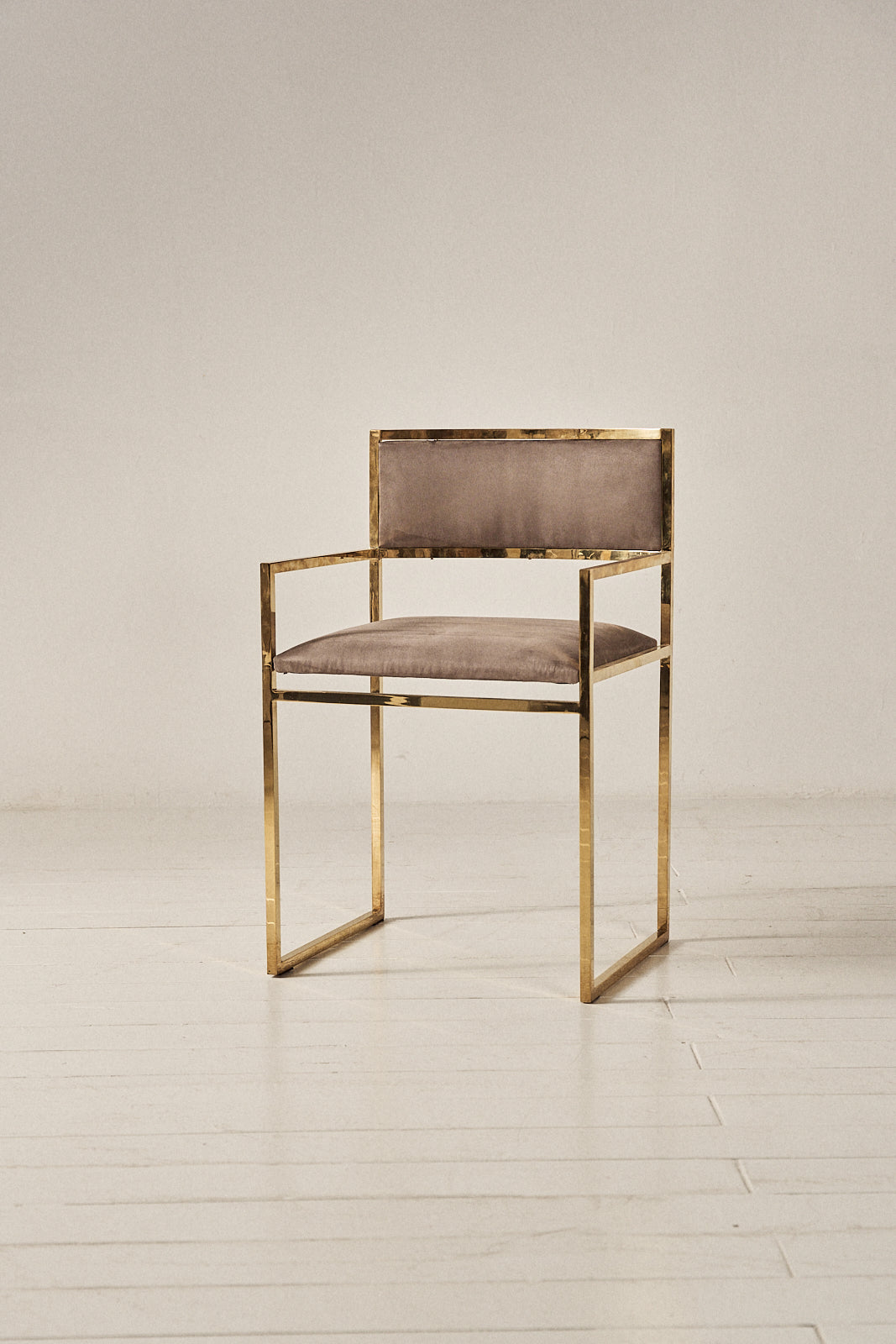 Silla de Latón con Brazo y Tapizado en Semi Ante - 2