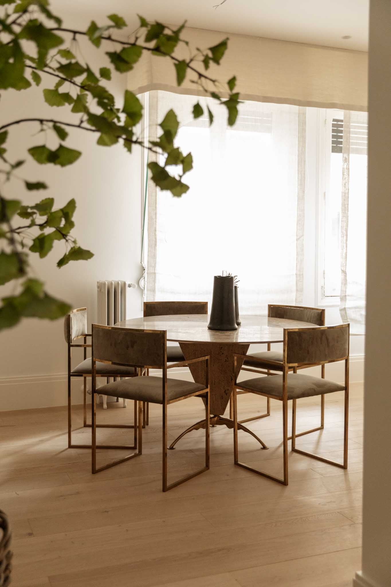 Silla de Latón con Brazo y Tapizado en Semi Ante - 3