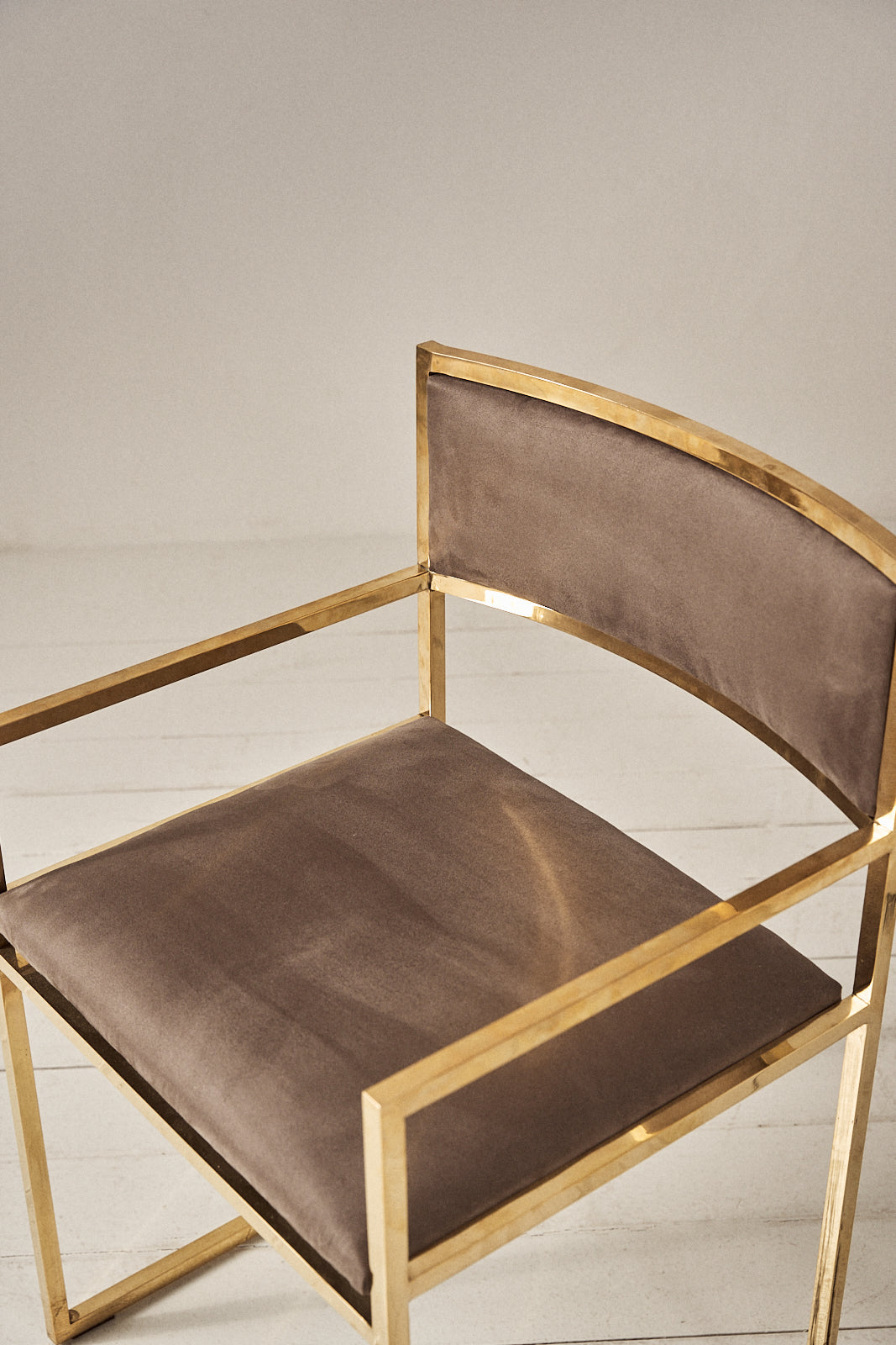 Silla de Latón con Brazo y Tapizado en Semi Ante - 16