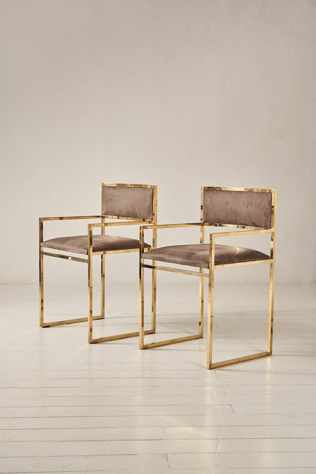 Silla de Latón con Brazo y Tapizado en Semi Ante