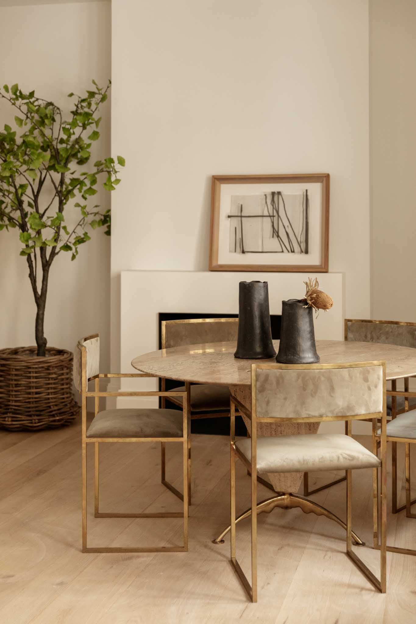 Silla de Latón con Brazo y Tapizado en Semi Ante - 4