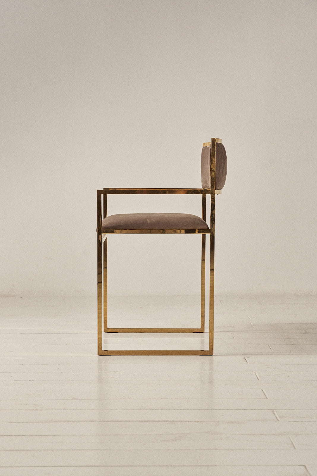 Silla de Latón con Brazo y Tapizado en Semi Ante - 15