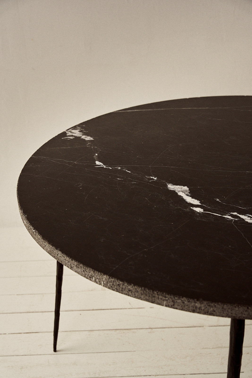 Mesa de Mármol Marquina y Estructura Martelé del Siglo XXI - 5