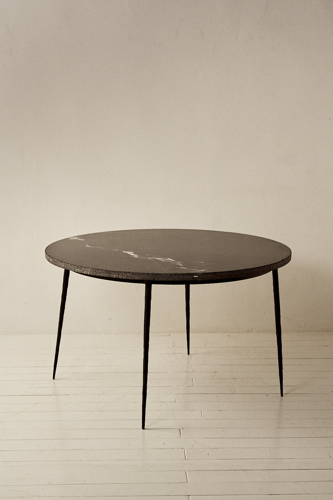 Mesa de Mármol Marquina y Estructura Martelé del Siglo XXI - 2