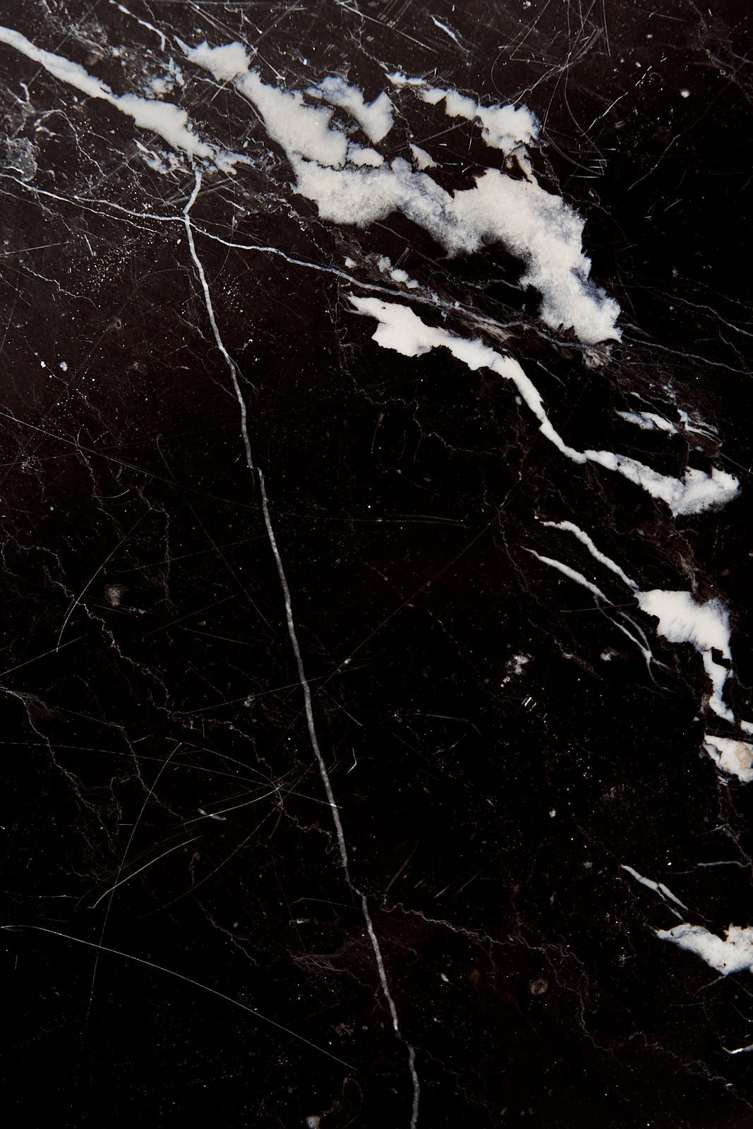 Mesa de Mármol Marquina y Estructura Martelé del Siglo XXI - 6