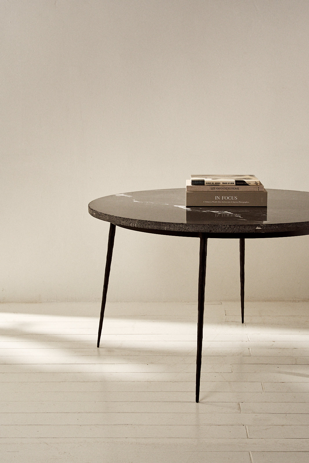 Mesa de Mármol Marquina y Estructura Martelé del Siglo XXI - 3