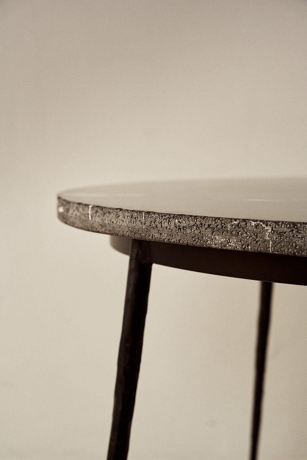 Mesa de Mármol Marquina y Estructura Martelé del Siglo XXI - 4