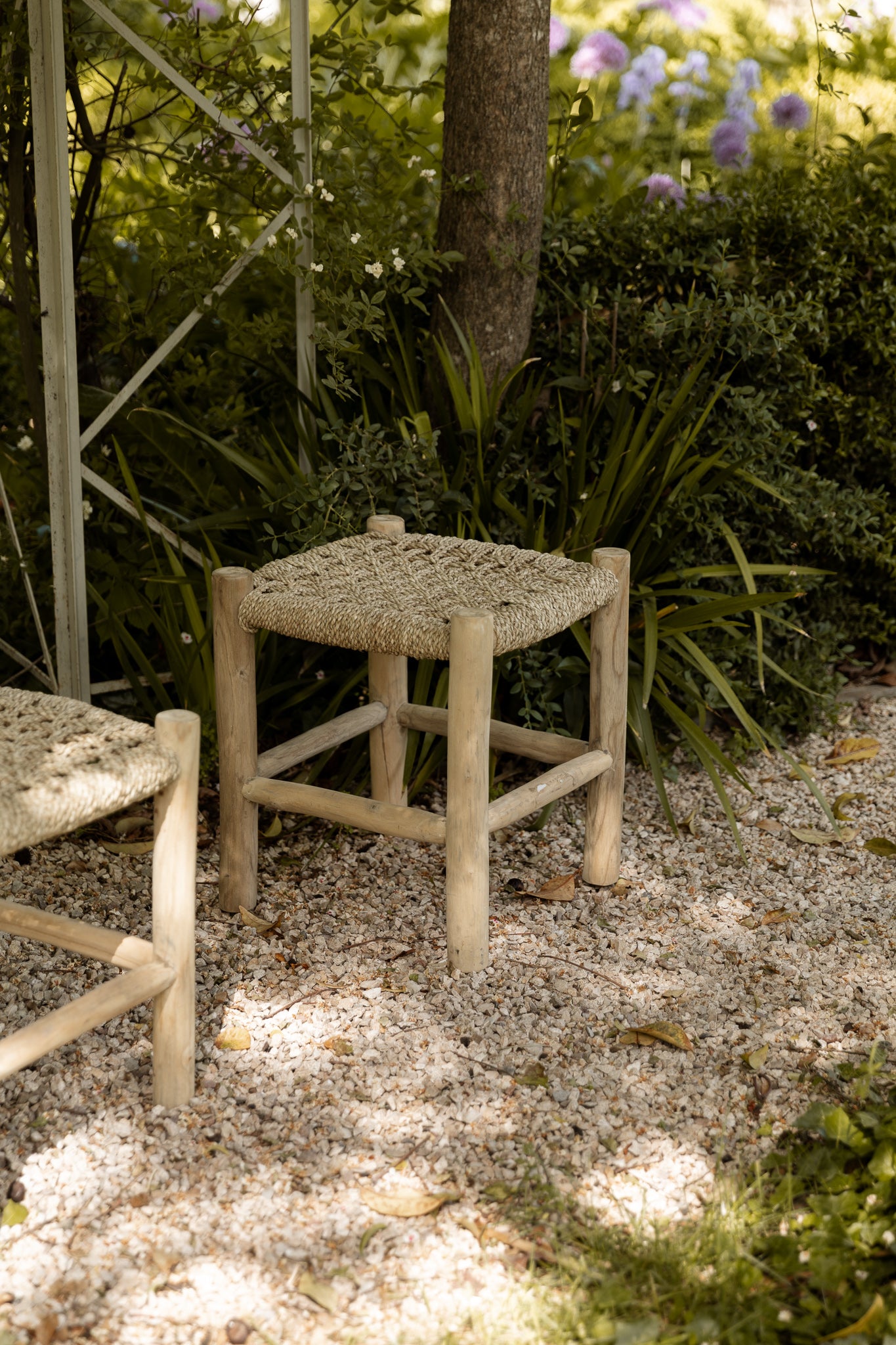 Taburete del Siglo XXI en Teca y Fibra Natural