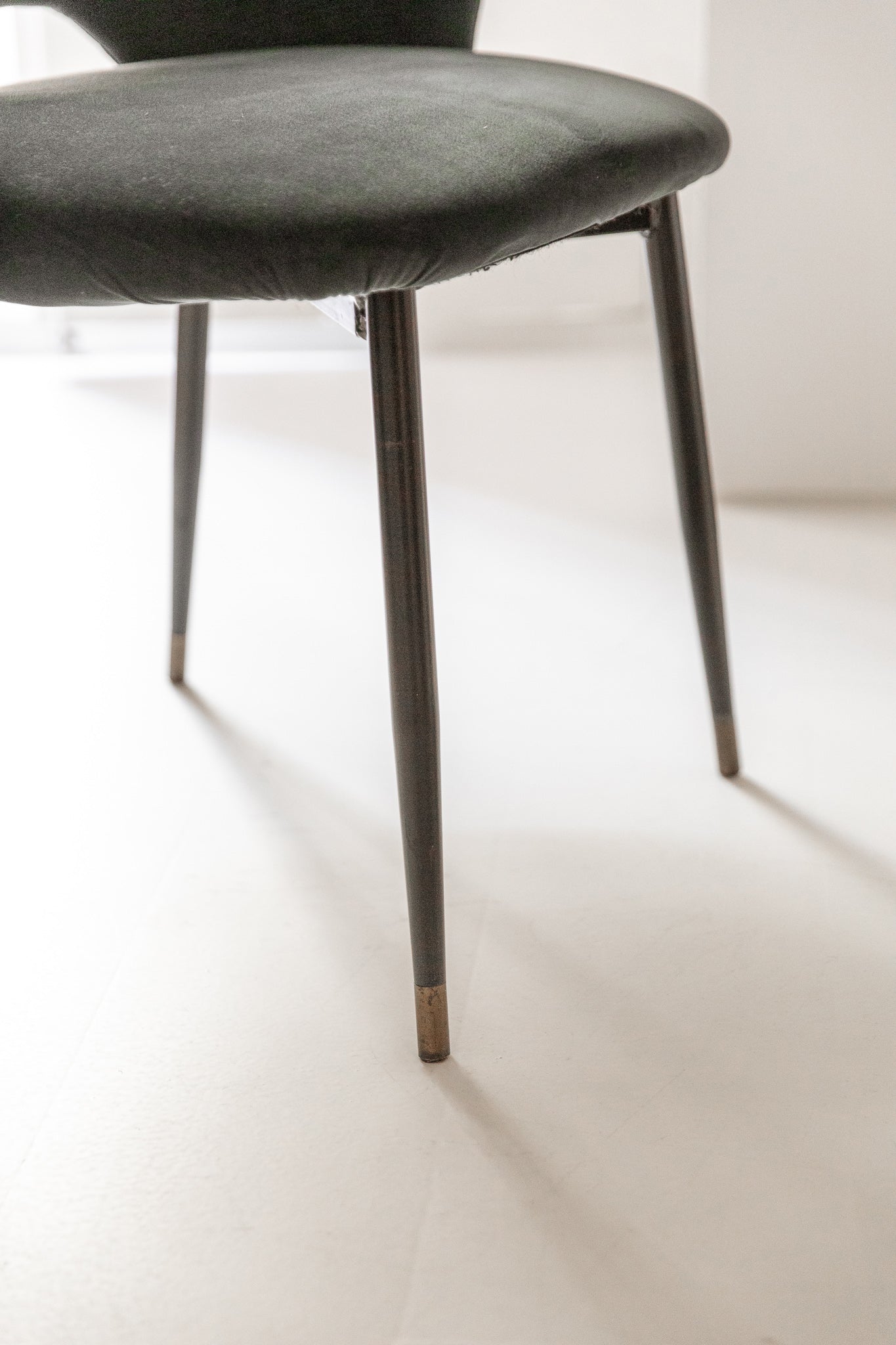 Silla de Terciopelo del Siglo XXI con Estructura de Hierro - 5