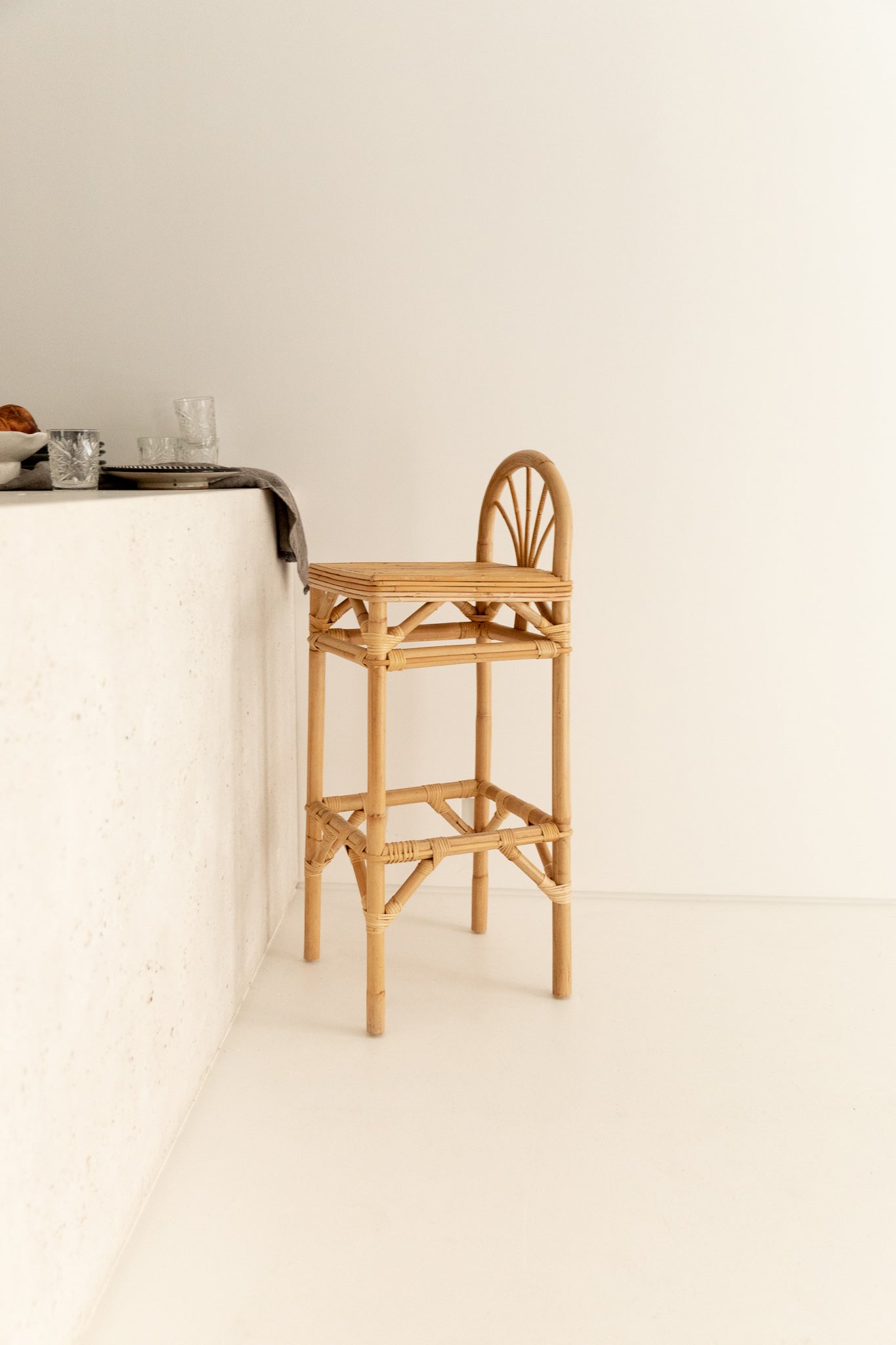 Taburete de Ratán del Siglo XXI con Respaldo Curvo