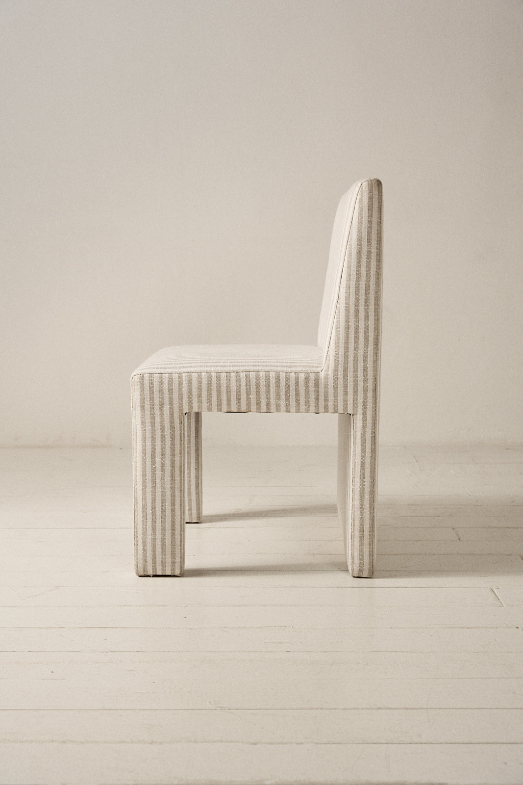 Silla Tapizada del Siglo XXI con Diseño Línea MZ.01 - 10