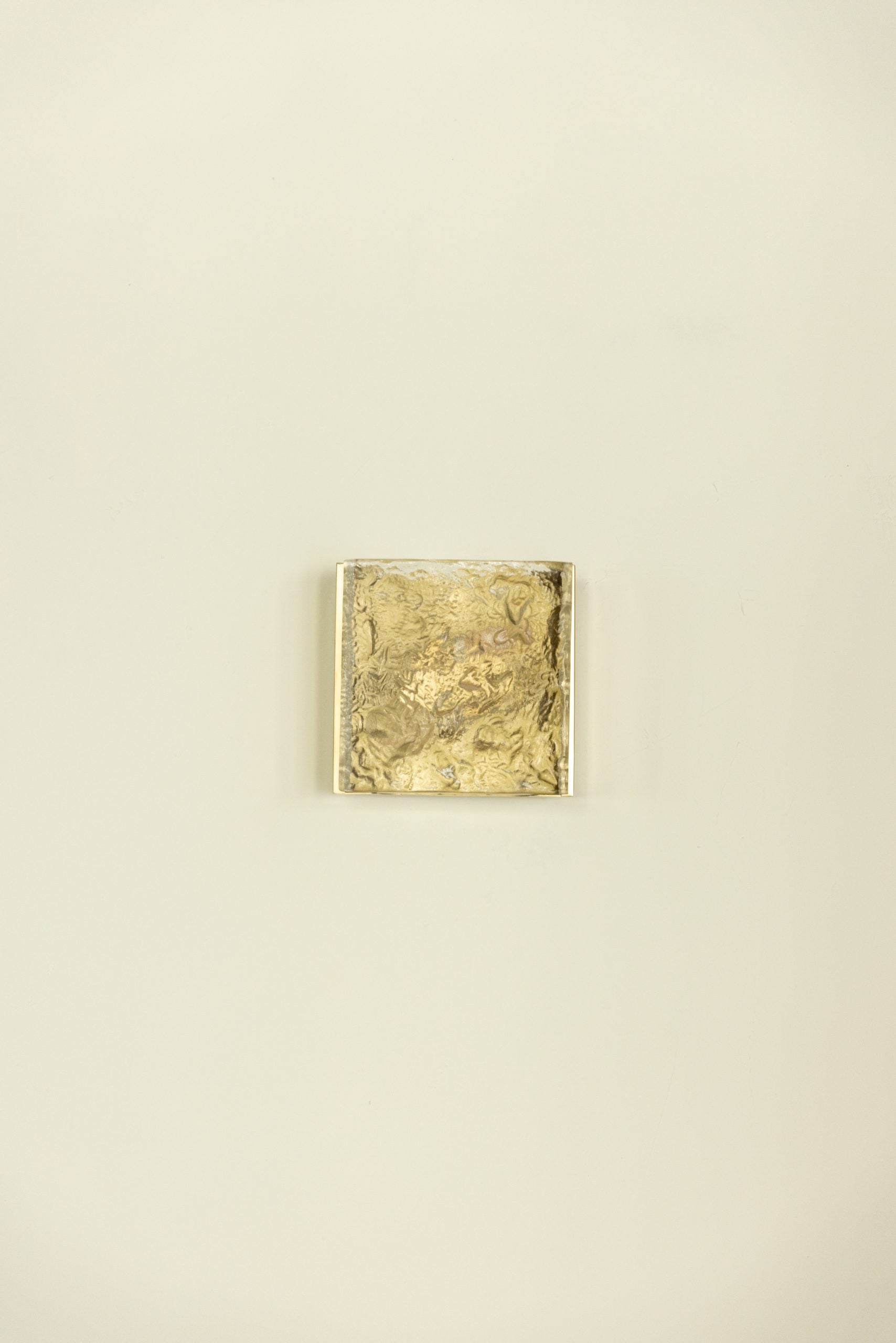 Aplique de Pared del Siglo XX en Latón y Vidrio Rugoso