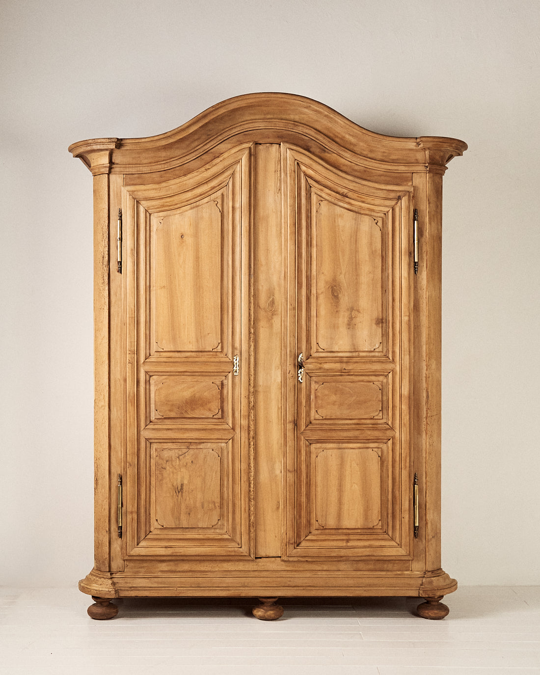 Armario Francés del Siglo XVIII en Nogal Estilo Luis XV