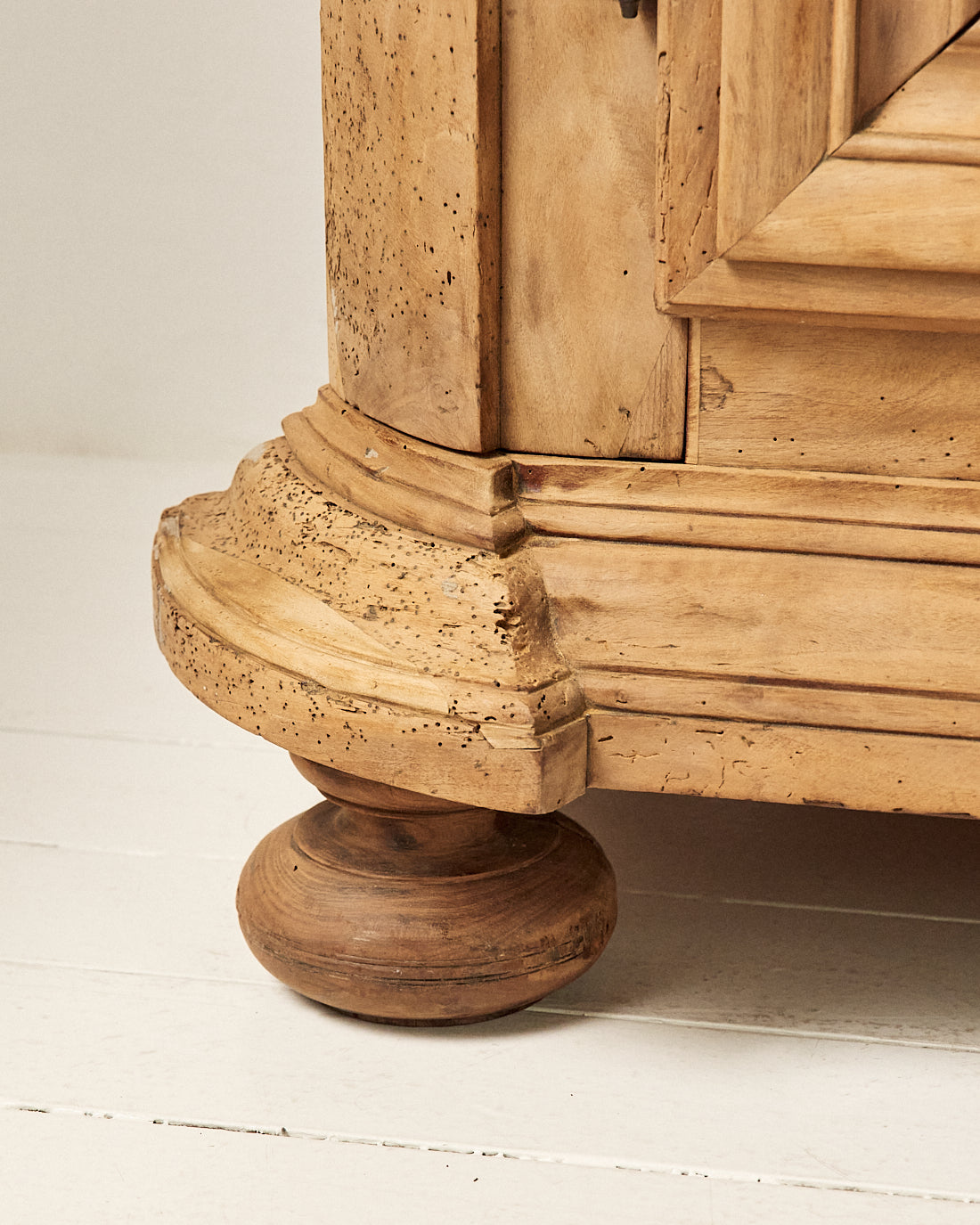 Armario Francés del Siglo XVIII en Nogal Estilo Luis XV - 7