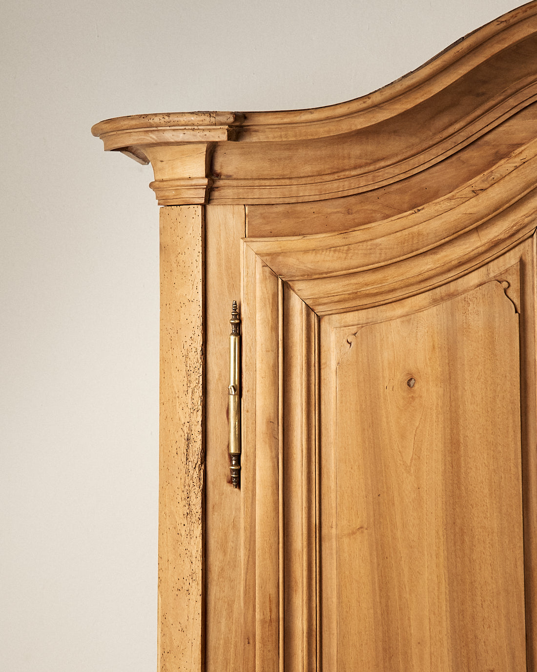 Armario Francés del Siglo XVIII en Nogal Estilo Luis XV - 4