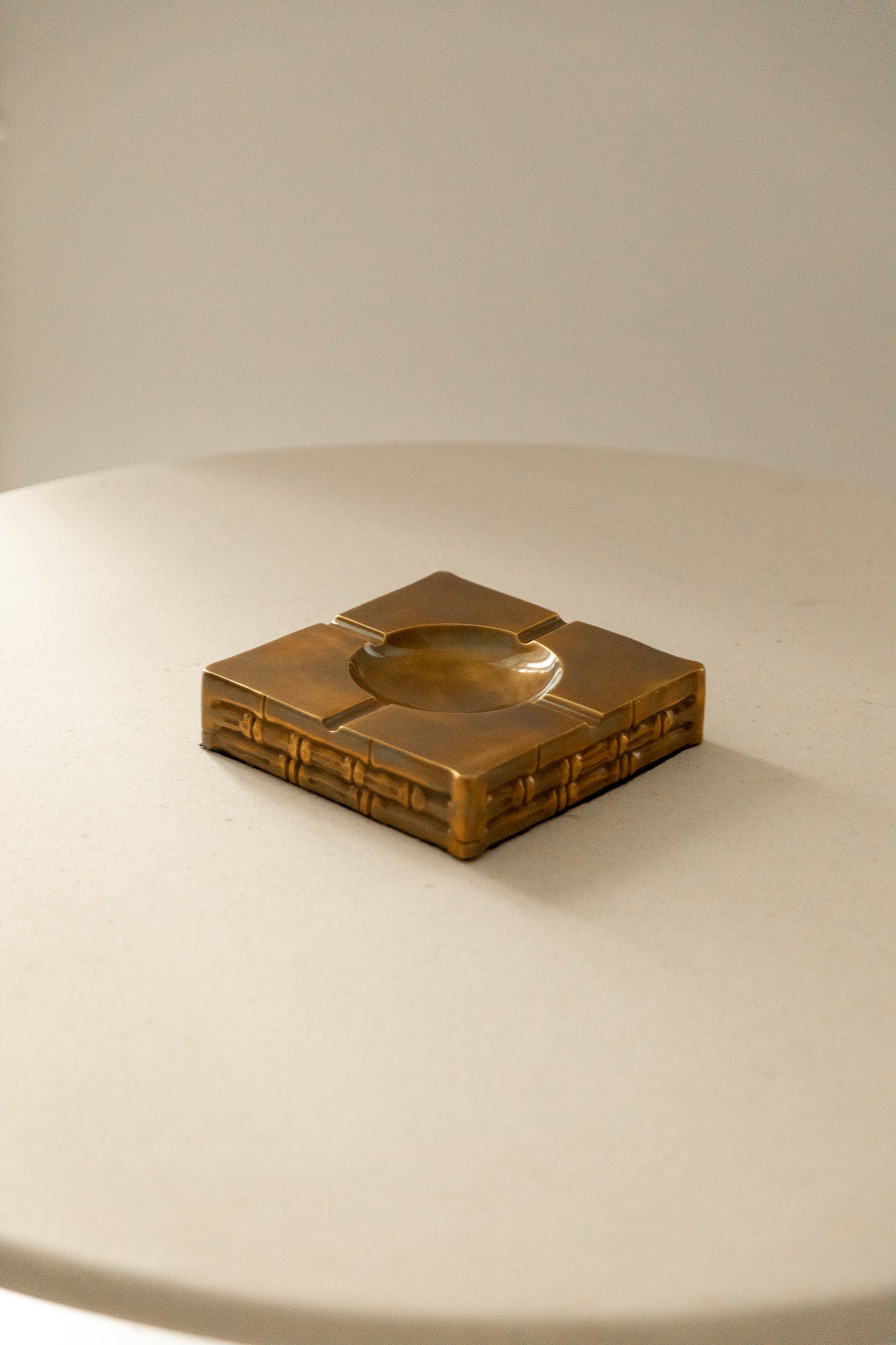 Cenicero de Latón del Siglo XX con Efecto Bambú